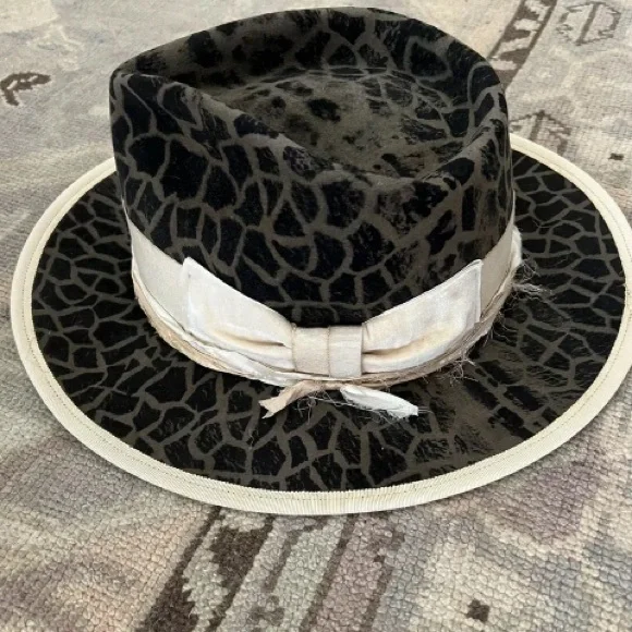 Teressa Foglia animal cheetah print flat brim hat fedora  display picture 3